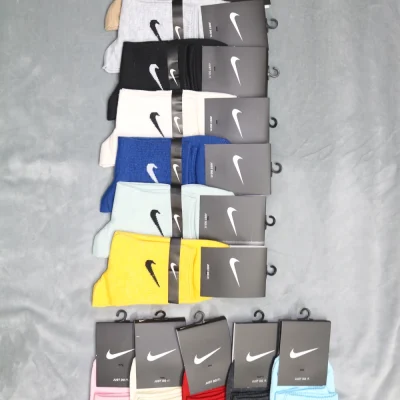 نایکی با لوگوی کلاسیک Swoosh روی زمینه خاکستری